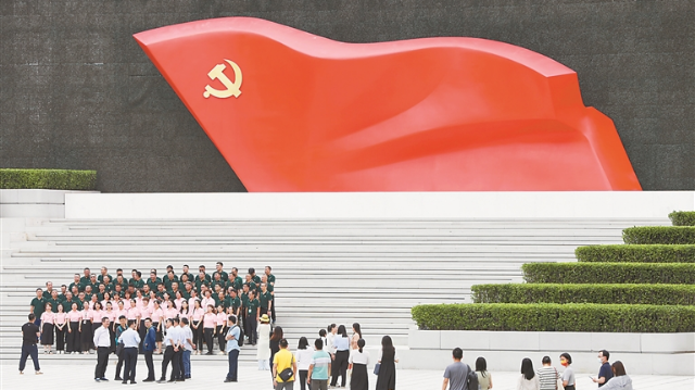 坚持用马克思主义中国化最新成果武装全党