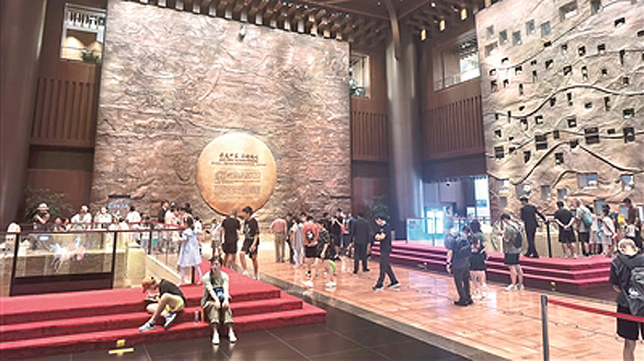 坚持用马克思主义中国化最新成果武装全党
