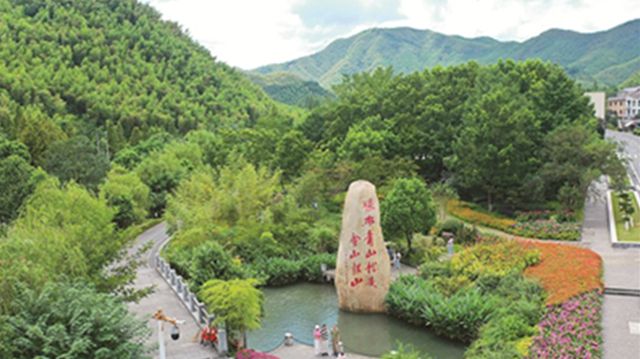 坚持用马克思主义中国化最新成果武装全党