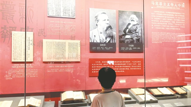 坚持用马克思主义中国化最新成果武装全党