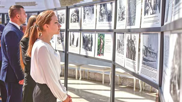 坚持用马克思主义中国化最新成果武装全党