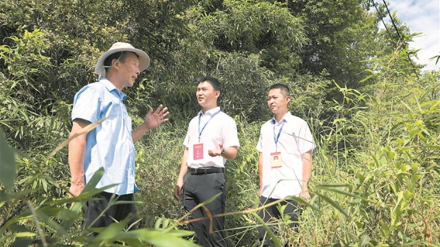 坚持用马克思主义中国化最新成果武装全党