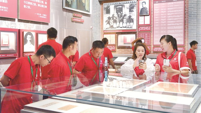 坚持用马克思主义中国化最新成果武装全党