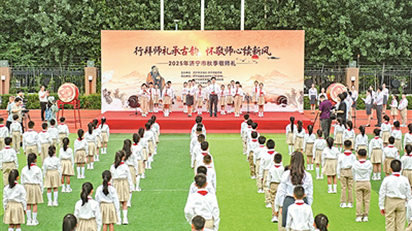 坚持用马克思主义中国化最新成果武装全党