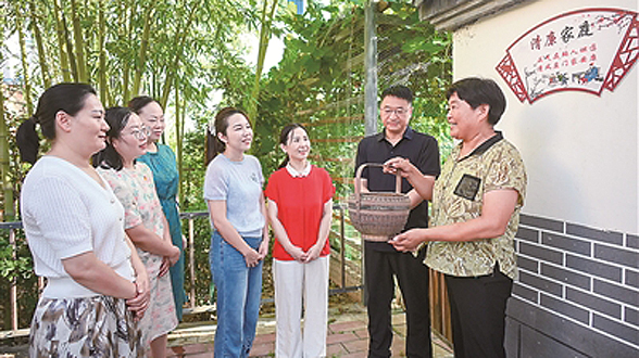 坚持用马克思主义中国化最新成果武装全党
