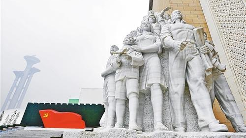 坚持用马克思主义中国化最新成果武装全党