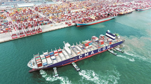 坚持用马克思主义中国化最新成果武装全党