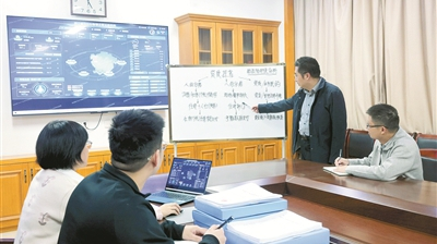 坚持用马克思主义中国化最新成果武装全党