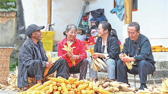 坚持用马克思主义中国化最新成果武装全党