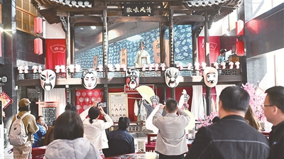 坚持用马克思主义中国化最新成果武装全党