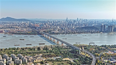 坚持用马克思主义中国化最新成果武装全党