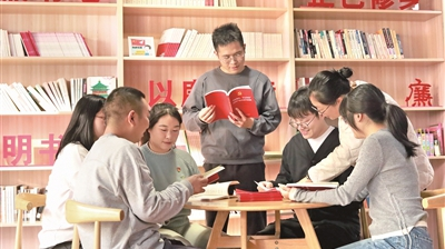 坚持用马克思主义中国化最新成果武装全党