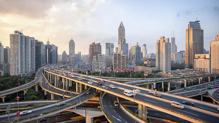 坚持用马克思主义中国化最新成果武装全党