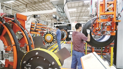 坚持用马克思主义中国化最新成果武装全党