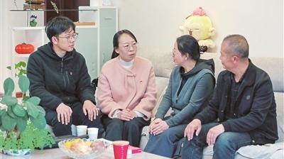 坚持用马克思主义中国化最新成果武装全党