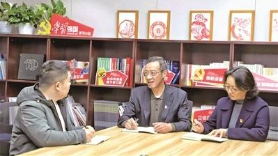 坚持用马克思主义中国化最新成果武装全党