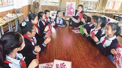 坚持用马克思主义中国化最新成果武装全党