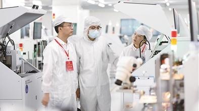 坚持用马克思主义中国化最新成果武装全党