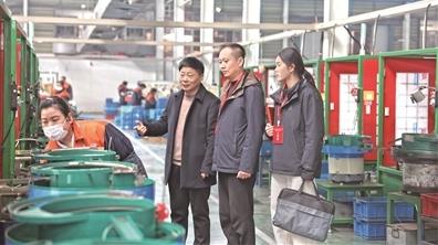 坚持用马克思主义中国化最新成果武装全党