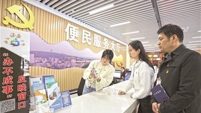 坚持用马克思主义中国化最新成果武装全党