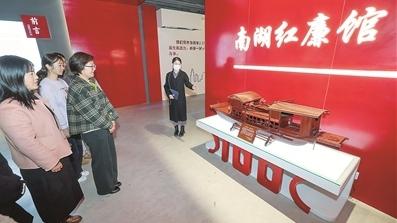 坚持用马克思主义中国化最新成果武装全党