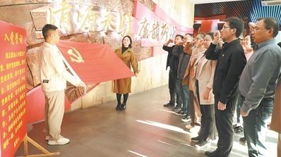 坚持用马克思主义中国化最新成果武装全党