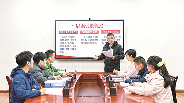 坚持用马克思主义中国化最新成果武装全党