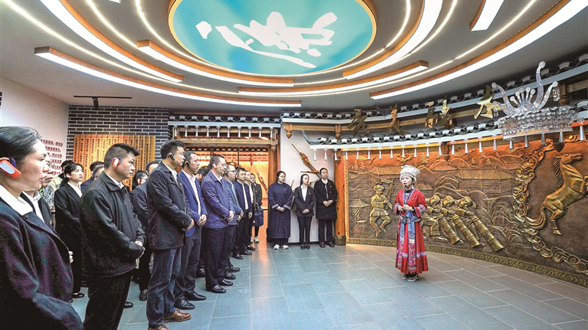 坚持用马克思主义中国化最新成果武装全党