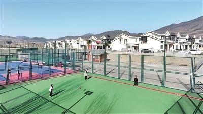 坚持用马克思主义中国化最新成果武装全党