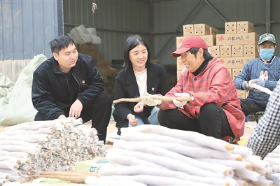 坚持用马克思主义中国化最新成果武装全党