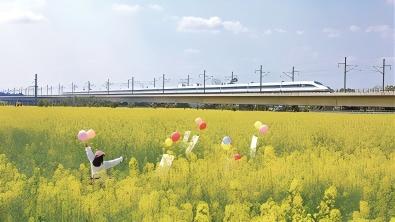 坚持用马克思主义中国化最新成果武装全党