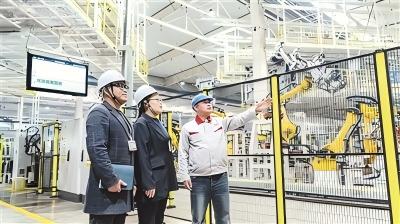 坚持用马克思主义中国化最新成果武装全党