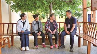 坚持用马克思主义中国化最新成果武装全党