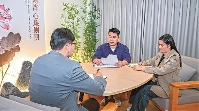 坚持用马克思主义中国化最新成果武装全党