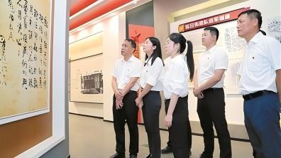 坚持用马克思主义中国化最新成果武装全党