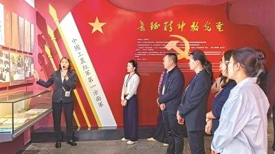 坚持用马克思主义中国化最新成果武装全党