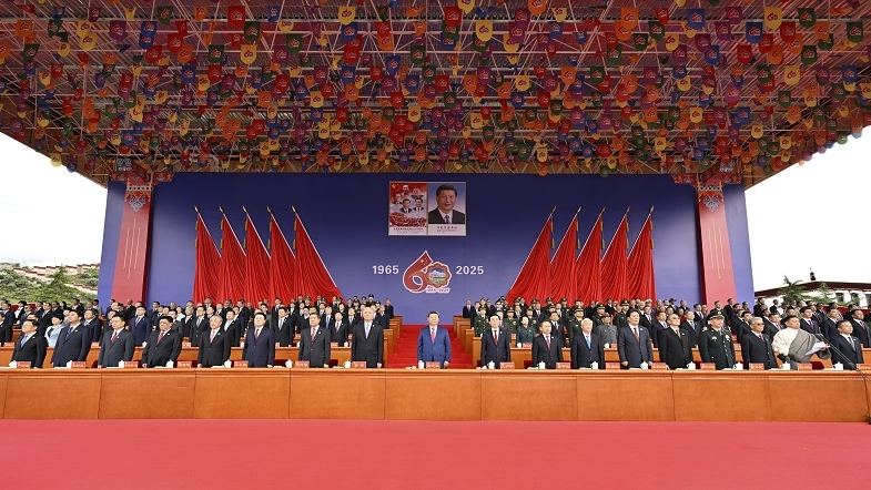 西藏自治区成立60周年庆祝大会隆重举行 习近平出席大会