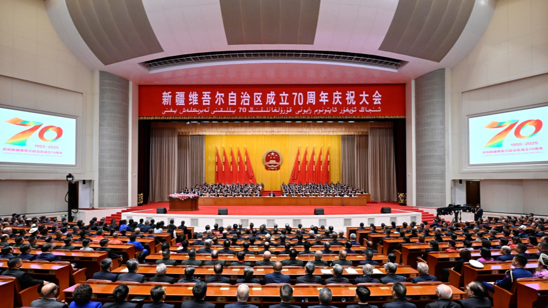 新疆维吾尔自治区成立70周年庆祝大会隆重举行 习近平出席大会
