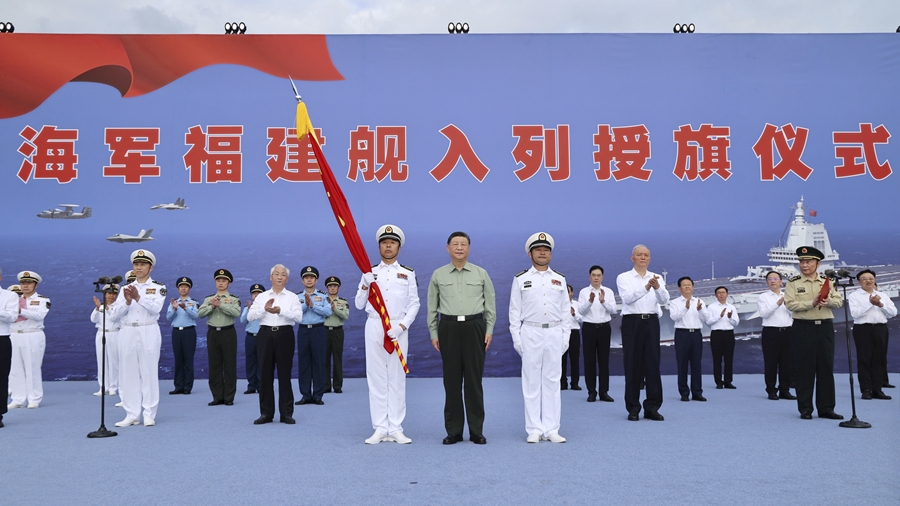 我国第一艘电磁弹射型航空母舰入列 习近平出席入列授旗仪式并登舰视察